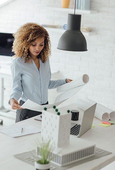 Architecte travaillant dans son bureau