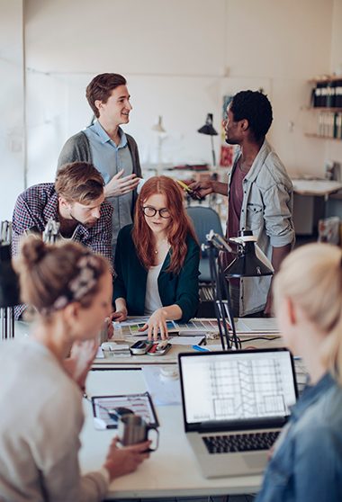 Architectes travaillant ensemble dans le bureau