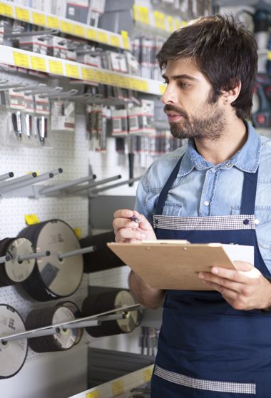 Homme travaillant dans un magasin de bricolage, quincaillerie