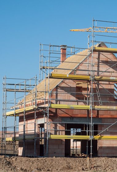 Maison en construction sur fond de ciel bleu