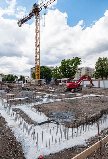 Grue sur un site de construction