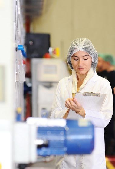 Jeune femme dans l'Usine agroalimentaire