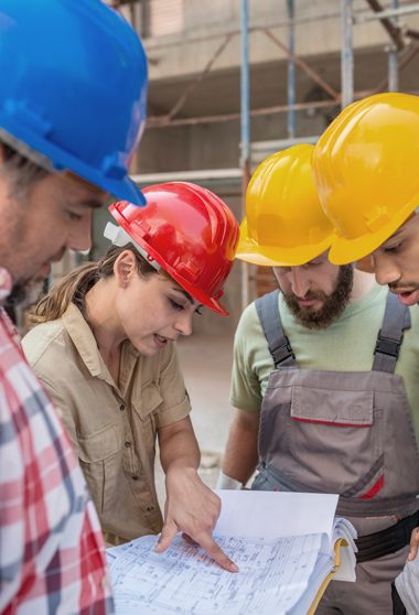 Architecte et travailleurs de la Construction examinent les Plans