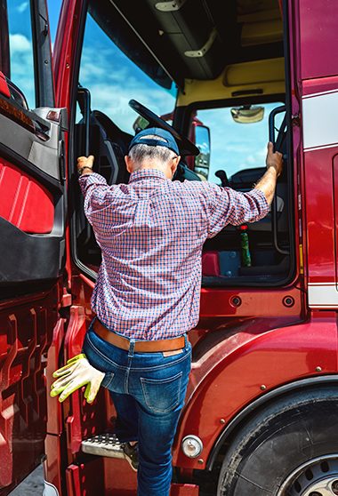 Conducteur de camion se préparant à prendre la route