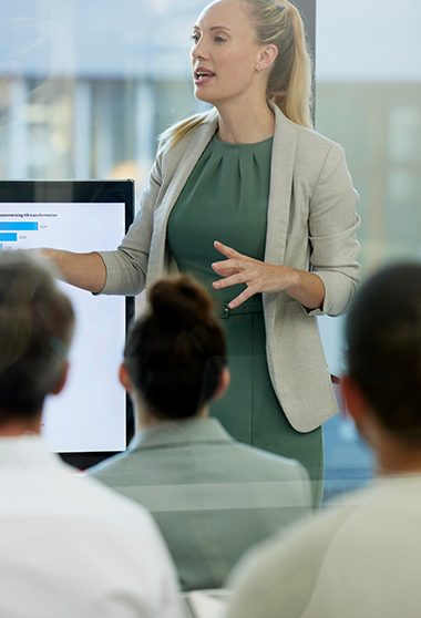 Femme d’affaires présentant ses idées aux collègues de travail