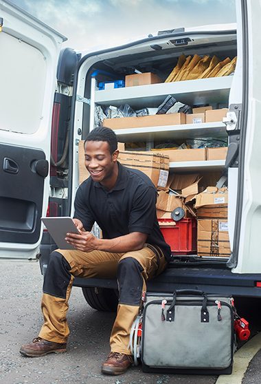 Commerçant avec ses matériels dans sa camionette