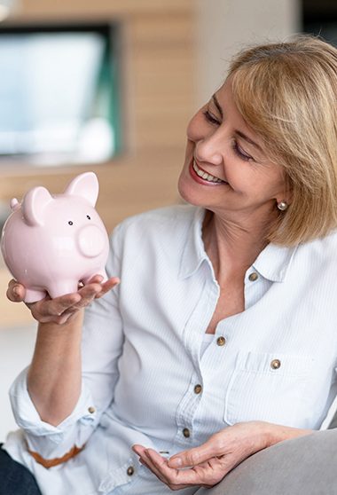 Femme économisant de l’argent dans une tirelire